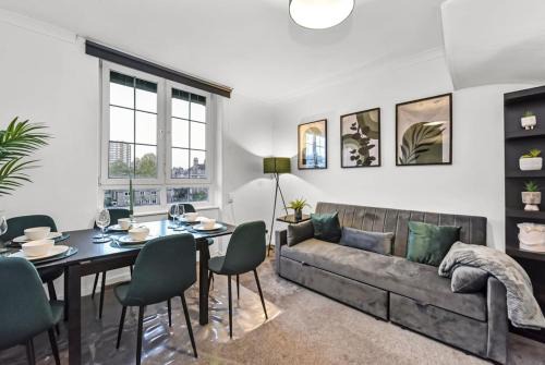 Cosy Cityscape Two Bed Apartment