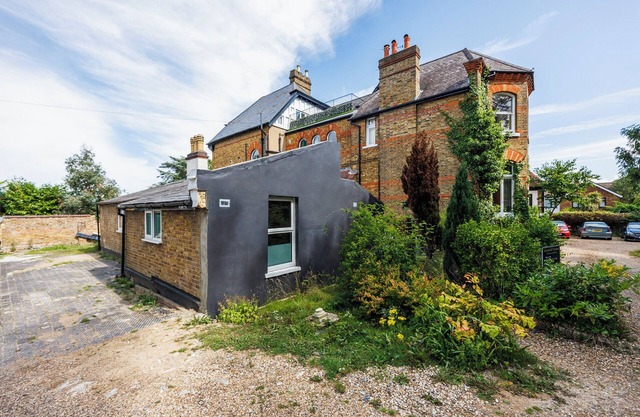 Cosy Cottage in the Heart of Bromley