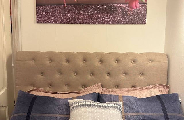 Cosy double bedroom available in a 2-bedroom apartment, at weekends/holidays.