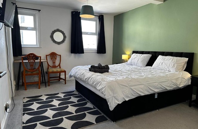 Cosy entire apartment super king bed near town center