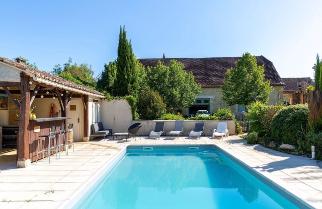 Acogedora casa rural en Dégagnac con piscina climatizada y jacuzzi