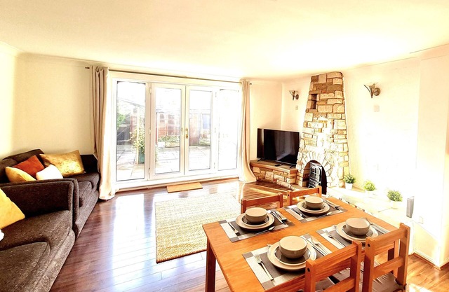 Cosy Luxurious Entire 3 Bedroom House, Private Garden, Free Parking, Free WiFi