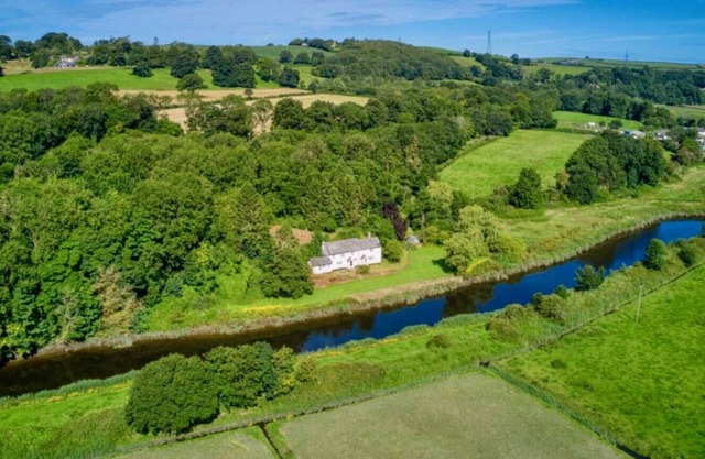 Cosy River Front Property -Swedish hot tub, bike and fish on the land!