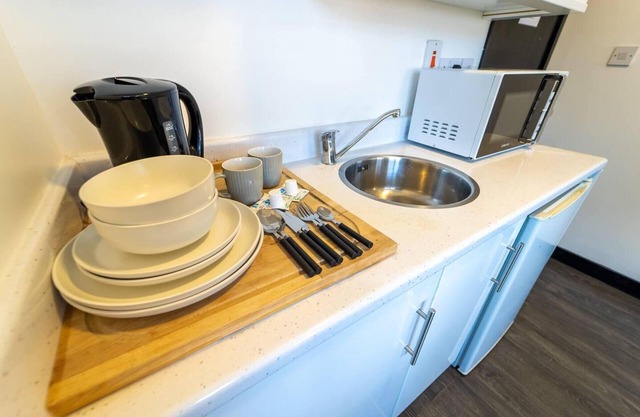 Cosy top Floor Studio Available Near the City!