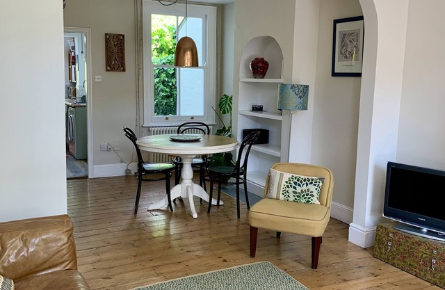 Cosy Victorian cottage close to Cambridge University colleges and city centre.