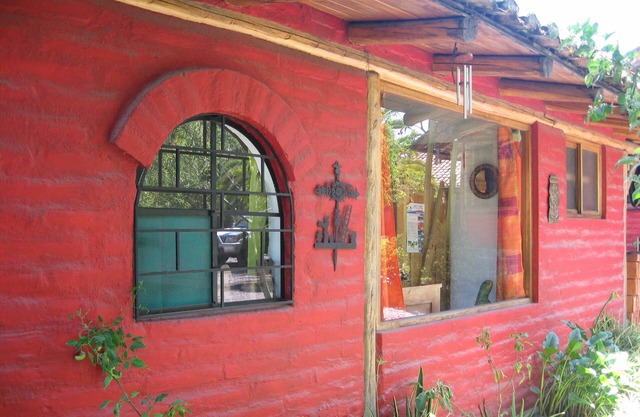 Cabaña para 4 personas en amplio jardín con patio y estacionamiento.