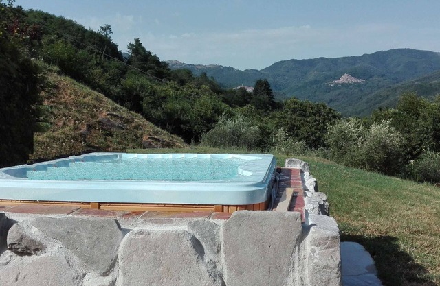 Casa rústica en Pescia con piscina