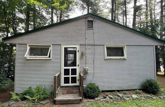 Cottage on motorboat-free Lake. Swim, Fish, Canoe in the Pioneer Valley