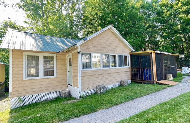 Bungalow de estilo italiano con piscina 8 minutos a bethel woods / 10min to world Casino