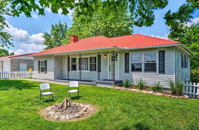 Cottage w/ Deck & BBQ: 2 Mi to Dale Hollow Lake!