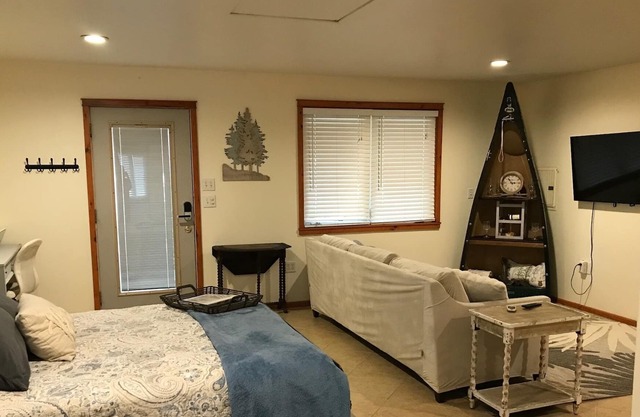 Cottage walking distance to Greers Ferry Lake, boat launch and swimming area