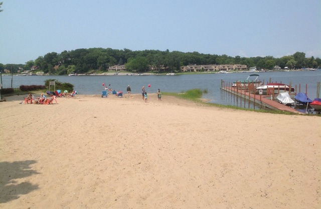 CASA AMARILLA - 150 PASOS A LA PLAYA PRIVADA EN EL LAGO DE PRIMAVERA