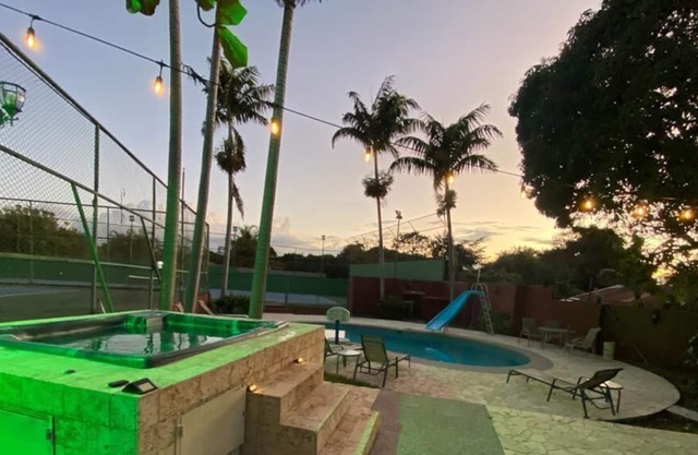 Casa campo con piscina y Jacuzzi, zona verde grande y Wifi, trabaja y descansa