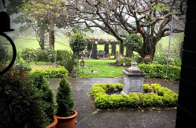 Country cottage and small wedding venue set in divine garden setting.