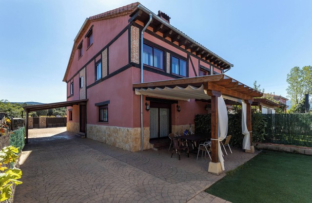 Casa rural 'Casa Rural Arbana' con vistas a la montaña, piscina privada y Wi-Fi