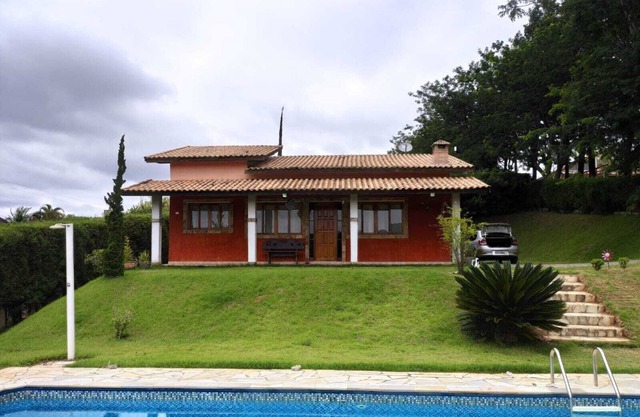 Casa de campo en urbanización cerrada en Ibiúna, con piscina y barbacoa.