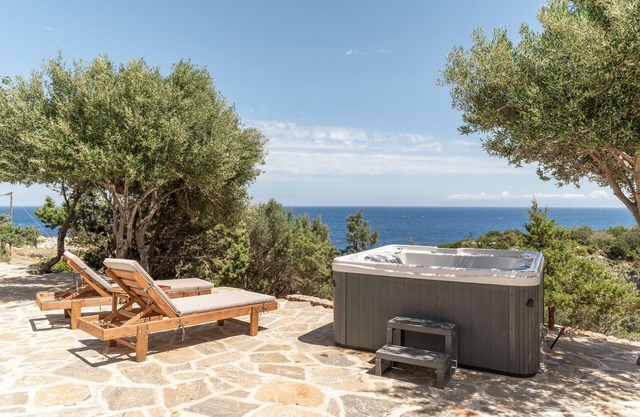 Country House 'Villa Rouvis' with Sea View, Outdoor Hot Tub, Wi-Fi and Air Conditioning