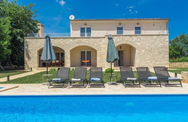 Countryside Villa / Diletta with pool and garden
