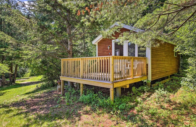 Couples Getaway Near Beaches: Northport Cottage