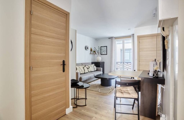 Courbevoie: Superb 2BR/6P apartment