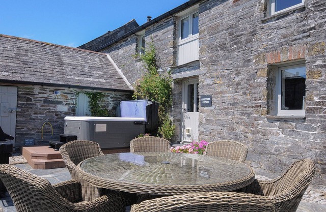 COURTYARD COTTAGE - WITHIN THE HELLAND BARTON FARM COLLECTION in Delabole