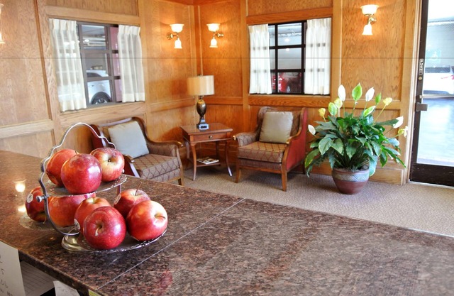 Cow Hollow Inn & Suites
