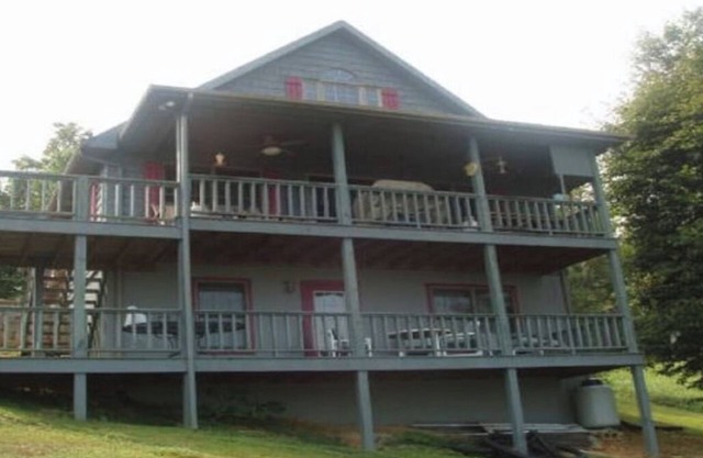 Cowboy Inn-Spacious Dale Hollow Lake House