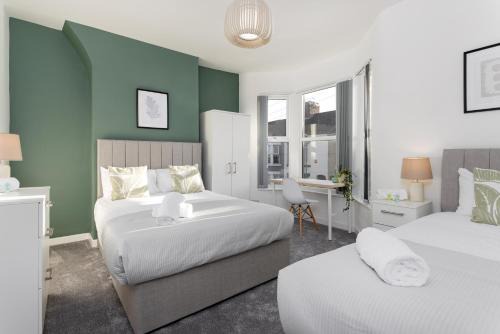Cowley House - Air Host & Stay - Sleeps 7