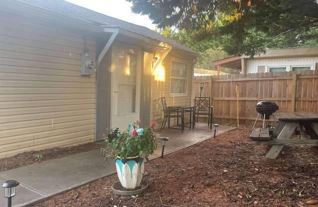 Cozy 1 bdrm 1 ba efficiency loft w private fenced-in yard perfect for ppl w pets
