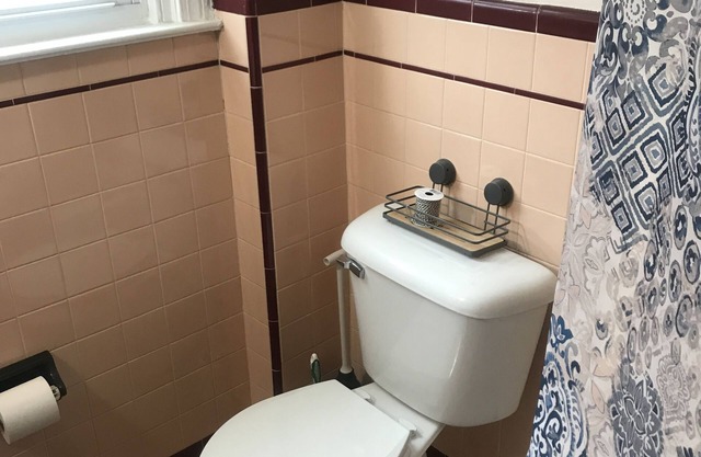 Cozy 1-bedroom apartment in Philadelphia - Off street parking & in building W/D