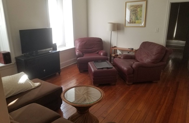 Cozy 1-bedroom apartment in charming Manayunk with WiFi, AC 1 car parking