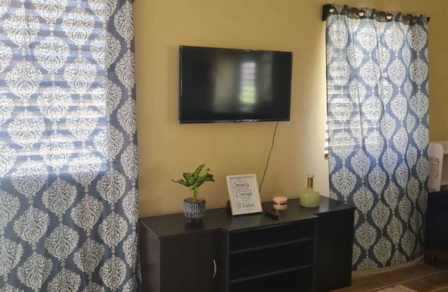 Cozy 1 Bedroom Condo with Free Parking