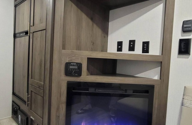 Cozy 1-bedroom mobile Camper Trailer home with WiFi and AC in Pleasant Shelby