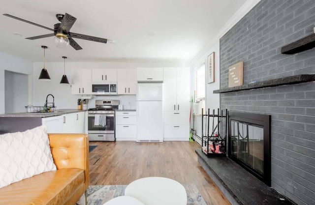 Cozy 1B Apt w/ fireplace, full kitch & off str PK