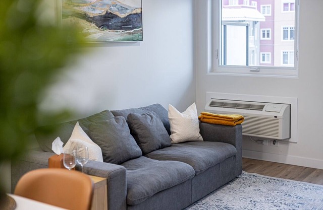 Cozy | 1BR King Bed | Heated UG Parking | AC | Wifi | Gym | Balcony