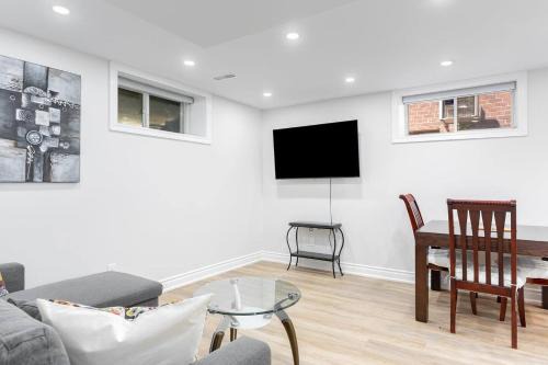 Cozy 1BR Lower Level Walking distance to shops