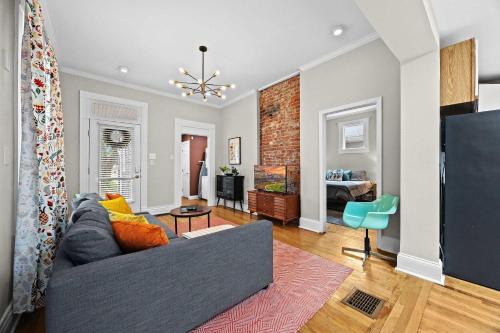 Cozy 1BR Near Downtown King Bed Full Kitchen