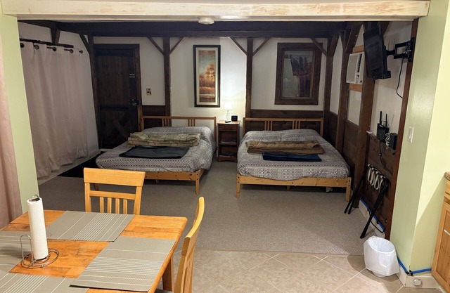 Cozy 2-Bed Suite / Studio with WiFi and AC in welcoming Lakes Region Bridgton