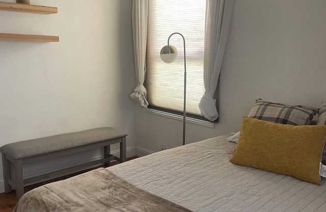 Cozy 2 bedrm house in charming downtown Bakersfield with AC, fitness area & more