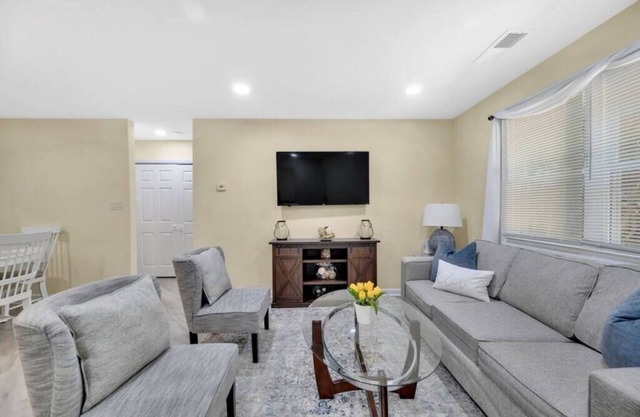 Cozy 2 Bedroom Duplex w/ Jacuzzi