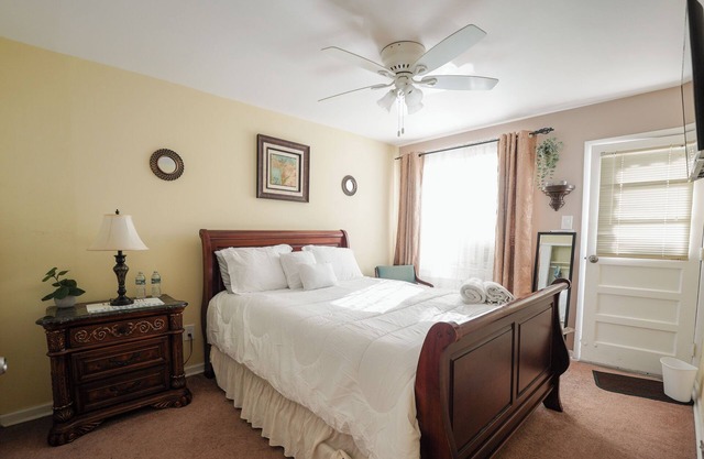 Cozy 2-bedroom split level with WiFi, AC & close to everything-Brooklyn