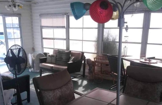 Cozy 2-bedroom mobile home in N Fort Myers w/ AC. Located in 55 and older park.