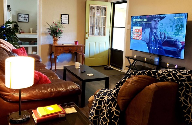 COZY & 2 blocks to ENMU~Perfect for single travelers, couples, or small families