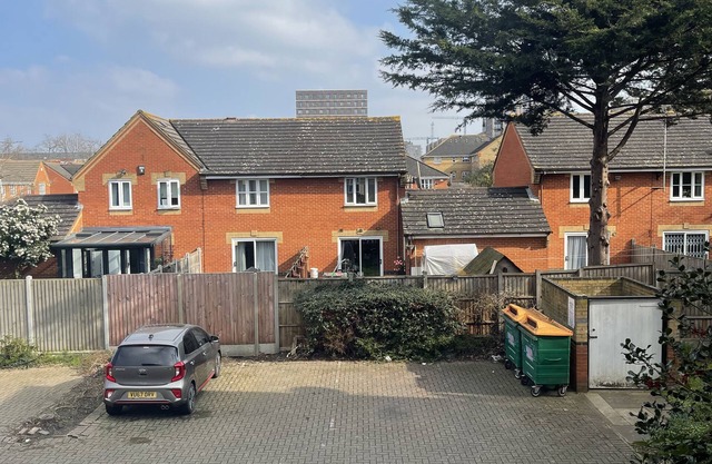Cozy 2-BR Home with Patio & Parking in London! 10 Mins to London City Airport