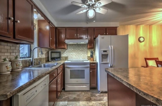 COZY 2 BRM TOWNHOME WITH SURROUNDING STATE PARKS FOR HIKING/ PET FRIENDLY