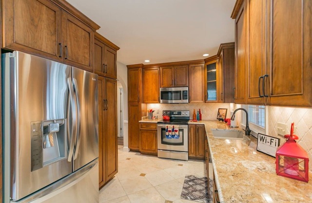 Cozy 3 Bed / 2 Bath with large yard / deck