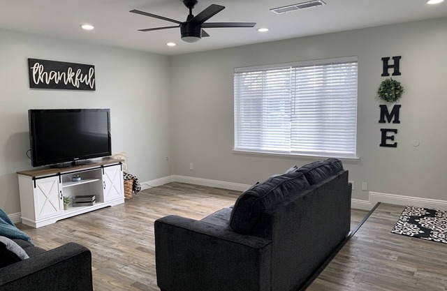 Cozy 3 bed/ 2 bath with a Brewery Feel Patio