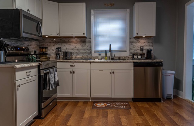 Cozy 3 Bed House w/ Free Parking, Netflix & more...