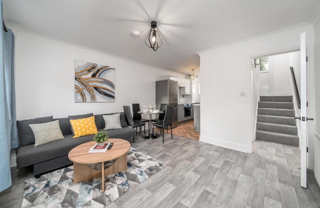 COZY 3 Bed House With Garden & Parking in Rochester, Kent Mins to Train Station, WiFi