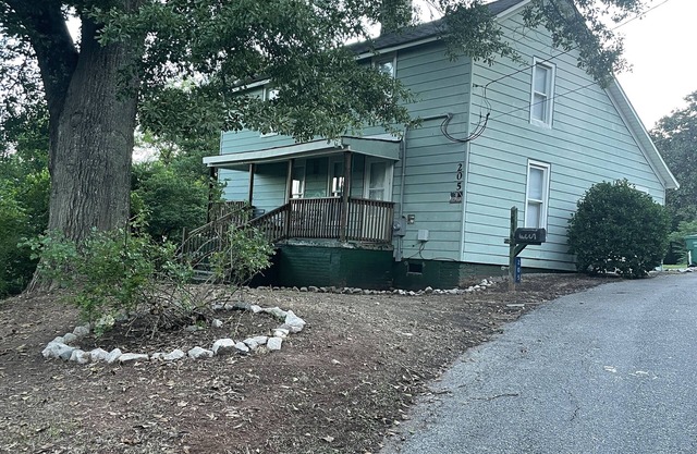 Cozy 3 Bed Room Home with an Indoor Fire Place!